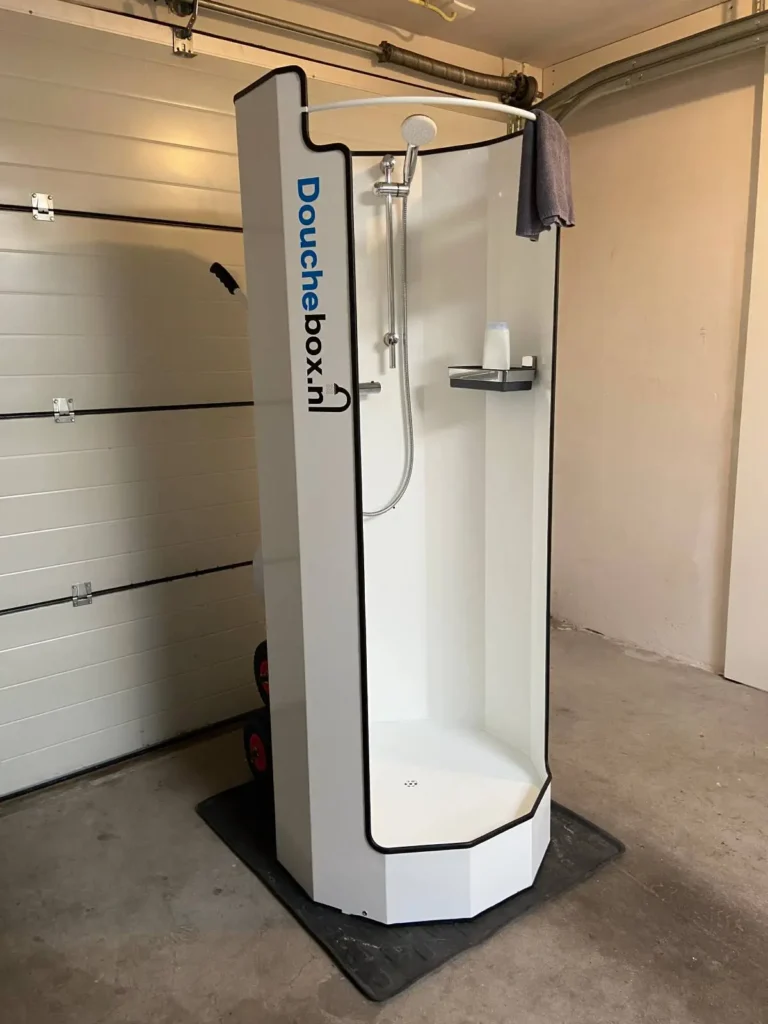 Mobile Douchebox-Duschkabine mit Handbrause in einer Garage
