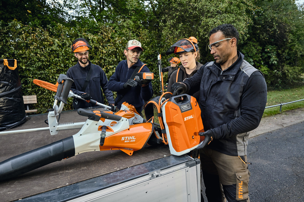 STIHL-Herstellermotiv: Team mit professionellen Akku-Gartengeräten aus dem AP-System
